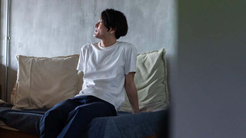 寂しげな男性