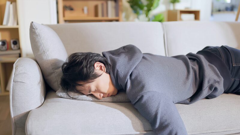 残業で疲れた男性
