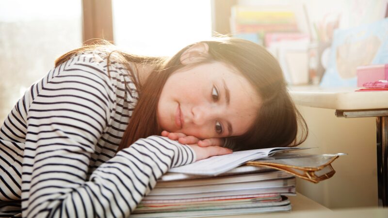 悩む女性