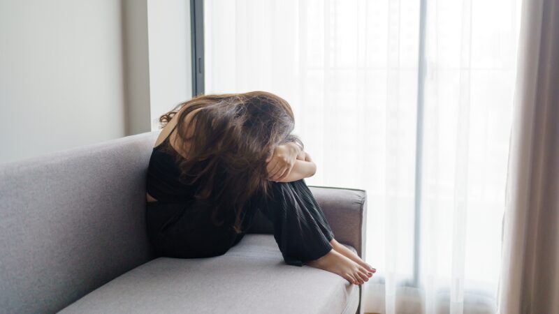 後悔する女性