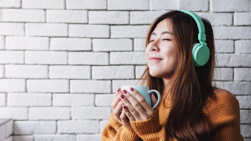 音楽を聴く女性