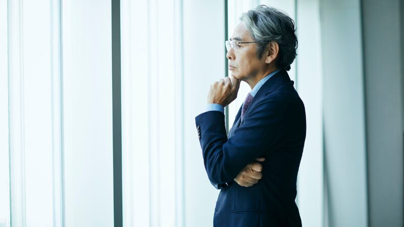 考え込む男性上司