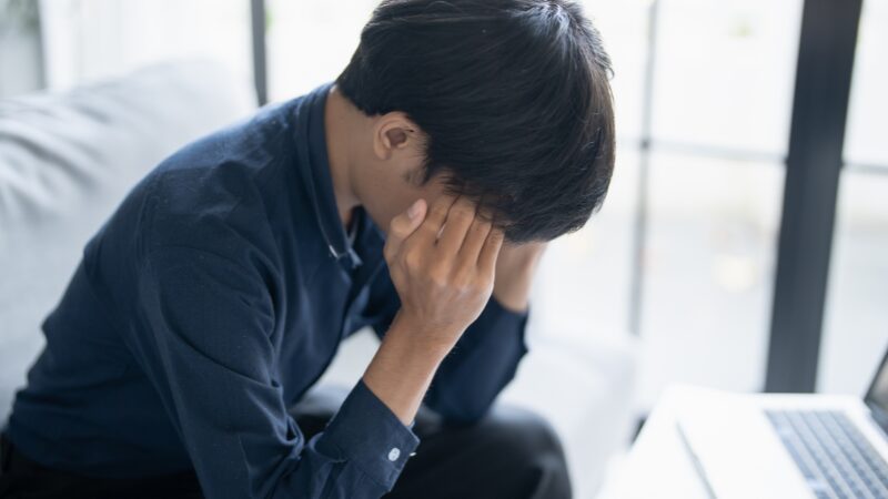悩む男性